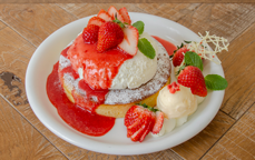 いちごとクレームダンジュのパンケーキ